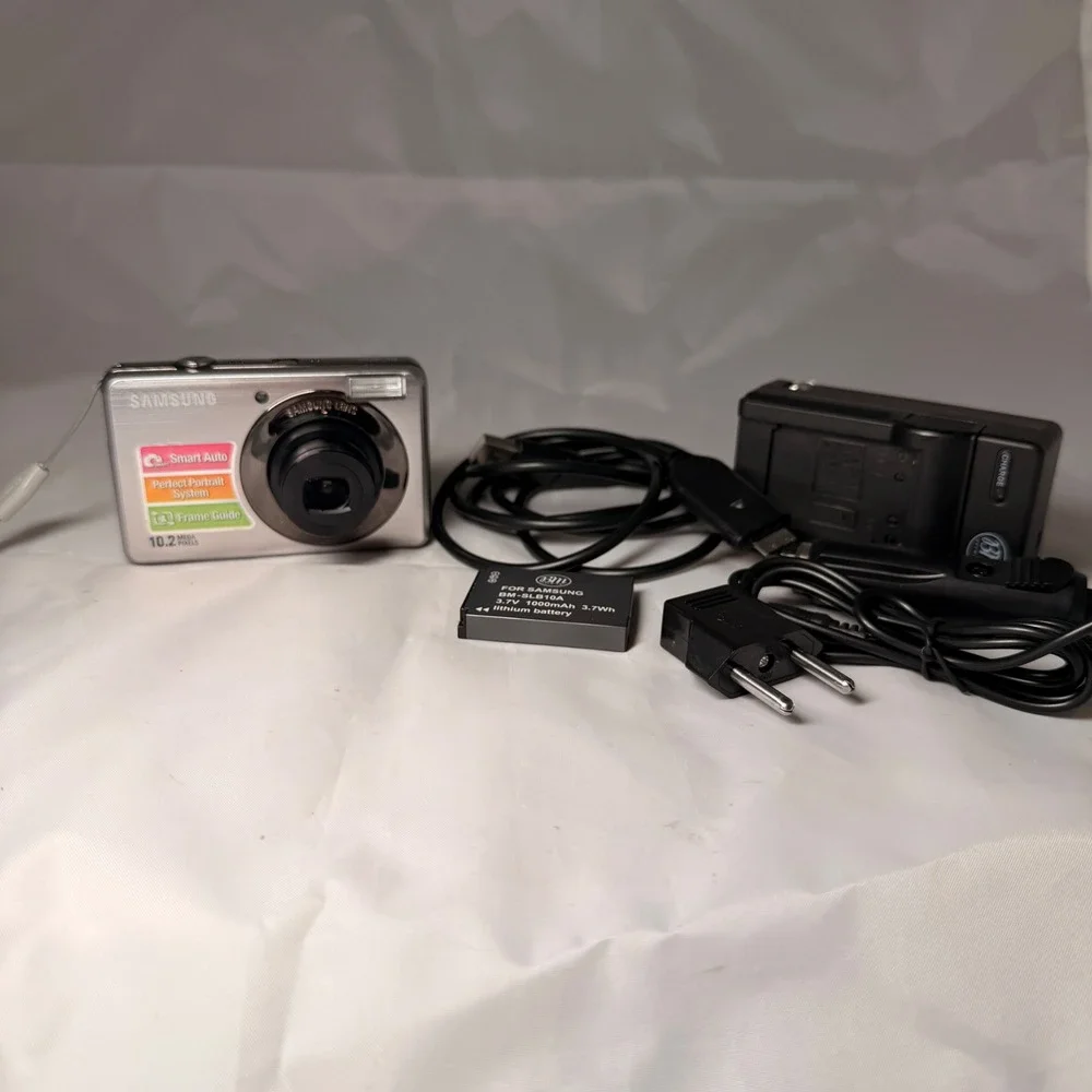 Samsung SL202 Digital Camera 10.2MP 3x Zoom Silver For Repair Bundle Powers On